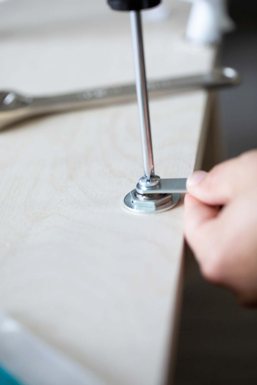 Assembling a murphy bed - tighten screws